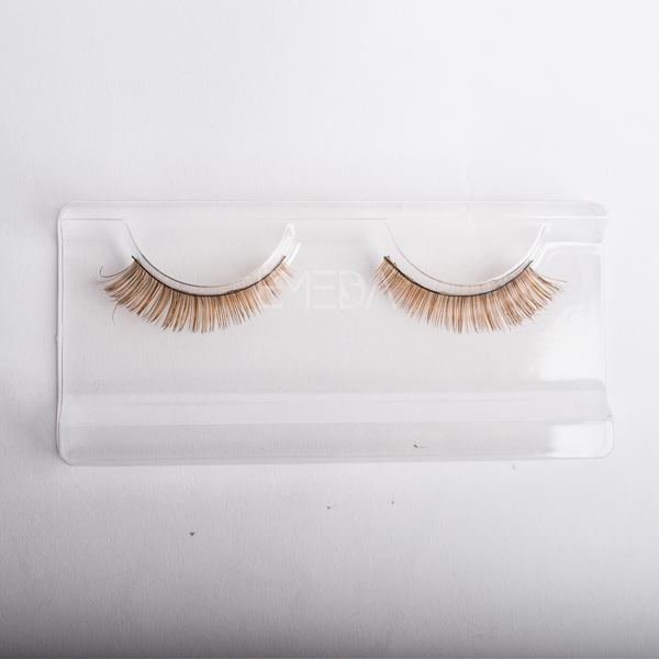 Putting on false eyelash extensions W12 Putting on false eyelash extensions W12